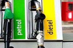 सस्ता होगा अब पेट्रोल-डीजल, टैक्स घटाने और ईंधन की कम कीमतों पर सरकार रही विचार