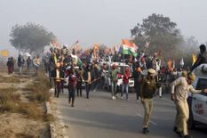 ट्रैक्टर रैली: सिंघु बॉर्डर पर किसानों ने तोड़े बैरिकेड, दिल्ली में दाखिल होने की कोशिश