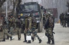 पुलवामा में इंडियन आर्मी का जलवा, तीन आतंकवादी ढेर, दो ने किया सरेंडर