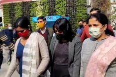 21 साल की लड़की की गिरफ्तारी पर सियासी बवाल, प्रियंका गांधी और केजरीवाल ने मोदी सरकार को घेरा