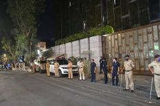 मुकेश अंबानी के घर के बाहर विस्फोटकों से भरी संदिग्ध कार मिली, पुलिस ने बढ़ाई सुरक्षा