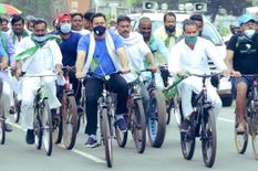 पेट्रोल-डीजल के बढ़ते दामों के विरोध में साइकिल पर सवार होकर विधानसभा पहुंचे तेजस्वी यादव
