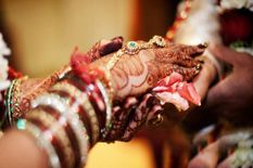 गजबः चार युवकों के साथ फरार हुई एक युवती, शादी के लिए पंचायत ने निकाला ‘लकी ड्रॉ’