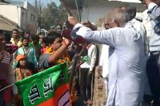 बंगाल चुनाव : टिकट बंटवारे से नाराज BJP के कार्यकर्ता,  बीजेपी कैंडिडेट पर चढ़ाई जूते की माला