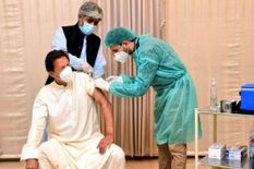 पाकिस्तानी प्रधानमंत्री इमरान खान ने लगाई कोरोना वैक्सीन, जानिए किस देश ने दिया टीका