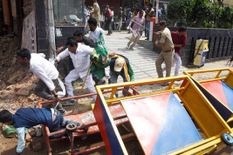 बिहारः गुस्साए विपक्ष ने आखों पर बांधी पट्टी, खुले मैदान में चलाया सदन, मुख्यमंत्री को बताया झूठा