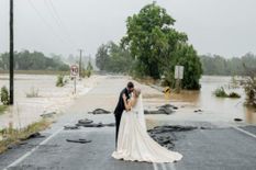 बाढ़ में फंसी दुल्हन तो शादी के जोड़े में किया एयरलिफ्ट, फिर शादी की ये तस्वीर हुई वायरल