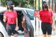 रेड टी-शर्ट में Sunny Leone का सेक्सी लुक, देखिए Exclusive Photos