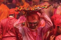 Holi Celebration: अयोध्या से मथुरा तक बरसा आनंद का रंग, आराध्य संग होली खेलने की होड़

