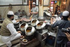 Delhi Municipal Corporation : ग्राहक को परोसा गया मीट झटका है या हलाल, रेस्टोरेंट को देनी होगा जानकारी