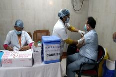 UP सरकार का बड़ा फैसला, Vaccine के लिए Govt और Private कर्मचारियों को मिलेगी छुट्टी