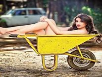 परिणीति चोपड़ा ने कराया Nude फोटोशूट, लोग ने गाया 'स्वस्छ भारत अभियान का गाना'