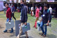 Assembly Elections 2021: असम में कार से EVM मिलने के बाद चुनाव आयोग ने दी सफाई, सेफ है मशीन