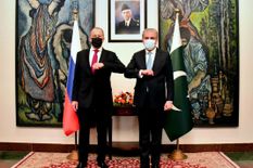 रूस के विदेश मंत्री पहुंचे पाकिस्तान, विशेष सैन्य हथियार देने का किया ऐलान