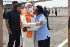 West Bengal Election :एयरपोर्ट पहुंचते ही पीएम मोदी ने पद्म पुरस्कार विजेता एम्बुलेंस दादा को लगाया गले, जानिए कौन है एम्बुलेंस दादा