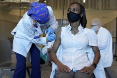 टीका लगाने वालों पर ज्यादा अटैक कर रहा Corona, दक्षिण अफ्रीकी वेरियंट बना काल