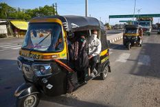 Lockdown का भय :  ऑटो और टैक्सियों का रेला भी उत्तर प्रदेश की ओर रवाना , लोगों ने कहा - सरकार का भरोसा नहीं