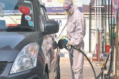 आज ही करा लें गाड़ी की टंकी फुल, कम हो चुकी है Petrol Diesel की Price