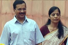 Delhi CM अरविंद केजरीवाल की पत्नी को हुआ कोरोना, मुख्यमंत्री खुद हुए आइसोलेट  