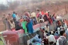 Migrant Laborers : दिल्ली से मजदूरों को ले जा रही बस पलटी, 300 लोग सवार थे , तीन लोगों की मौत