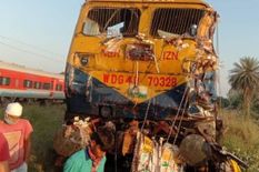 यूपी के शाहजहांपुर भीषण हादसा,  ट्रेन की टक्कर से उड़े वाहनों के परखच्चे, पाँच लोगों की मौत