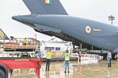 Corona के खिलाफ जंग में उतरी भारतीय वायु सेना, Oxygen टैंकर लेकर सिंगापुर से भारत लौटे विमान