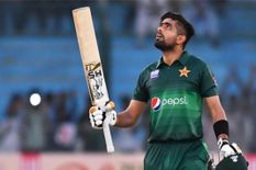 पाकिस्तान क्रिकेट टीम के कप्तान बाबर आजम ने विराट कोहली को फिर दिया बड़ा झटका, जानिए कैसे