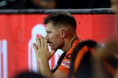 IPL 2021 Live Updates: लगातार हार के बाद Sunrisers Hyderabad के कप्तान David warner को लगा बड़ा झटका, जानिए कैसे