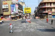 Corona in Bihar: बेवजह बाहर घूमने वालों पर पुलिस चटका रही लाठियां, DM-SSP ले रहे जायजा
