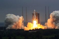 Made in China राकेट अंतरिक्ष में हुआ बेकाबू, पृथ्वी पर मचा सकता है तबाही, प्रति सेकंड चार मील की गति से बढ़ रहा है 
