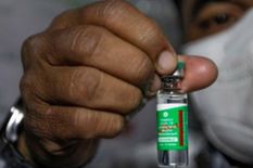 Third wave of Coronavirus :  दिल्ली में वैक्सीन का स्टाॅक सिर्फ एक दिन का, कैसे लगेगी कोरोना की तीसरी लहर पर लगाम
