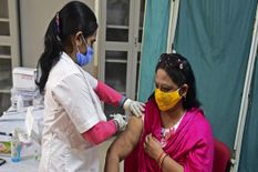 कोरोना के कहर के बीच दिल्ली के युवाओं को लगेगा बड़ा झटका, नहीं लग पाएगी वैक्सीन, जानिए कारण