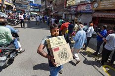 Liquor shops opened in Uttar Pradesh , लोगों ने कहा - सिर्फ अंग्रेजी की दुकानें खुली हैं, देशी की भी खुल जाती तो गरीब आदमी भी राहत मिलती 