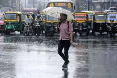 Weather Report: आज देश के इन इलाकों में होगी भारी बारिश, दिल्ली के लिए येलो अलर्ट जारी
