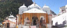 Uttarakhand में पंडा पुरोहितों ने Gangotri Dham के खोले कपाट, की पूजा