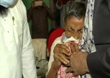 Assam के रनपगली कैंप में पश्चिम Bengal violence पीड़ितों से मिले राज्यपाल, फफक पड़ा एक बुजुर्ग



