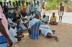 Casteism in India : सवर्णों ने पैरों पर गिरा रखे थे दलित लोग, 8 के खिलाफ केस