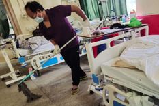 Corona Positive होने के बावजूद अस्पताल में पोछा लगाते दिखे Mizoram के मंत्री, तस्वीर वायरल
