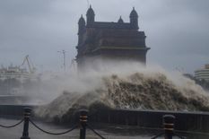 Tauktae Cyclone: Mumbai भीषण तूफान से तबाही, 6 लोगों की मौत