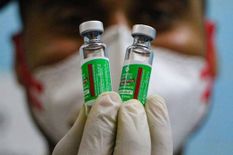 Corona Vaccination की आपूर्ति पर सीरम इंस्टीट्यूट ने फिर खड़े किए हाथ, कहा - 2-3 महीनों में सबको टीका लगाना मुश्किल