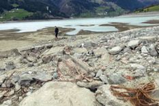 गजबः झील में से निकला गांव, 70 साल पहले समा गया था पानी में, फोटो हुई वायरल
