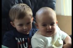 Charlie bit my finger : इस वीडियो ने मचाई ऐसी धूम बदल गई पूरे परिवार की किस्मत , 5 करोड़ में नीलाम हुआ दो भाइयों का 55 सेकेंड का ये Video

