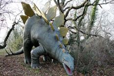 Dinosaur Statue से आ रही थी बदबू, बाप-बेटे की शिकायत पर खुला इतना खौफनाक राज