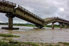 Yaas तूफान ने लिया भयंकर रूप, 13 करोड़ में बना ब्रिज एक ही झटके में हुआ धराशायी
