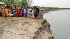 नदी के कटाव के विरोध में ग्रामीणों ने किया बदरुद्दीन अजमल का पुतला नदी में विसर्जित