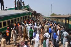 Pakistan में बड़ा Metro Train Accident : 50 लोग मरे, कई घायल

