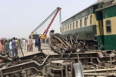 पाकिस्तान में भीषण ट्रेन हादसा, मरने वालों की संख्या 62 पहुंची, 100 से ज्यादा घायल