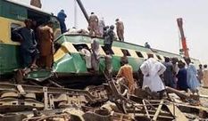 या अल्लाह! सिंध में दो ट्रेनों की भीषण भिड़ंत, 62 लोगों की मौत, पटरियों में उलझी मिली लाशें