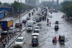 Monsoon : मानसून की पहली ही बारिश में सड़कें बनी तालाब,  रेलवे ने जारी किया अलर्ट