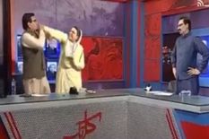 महिला नेता ने टीवी शो में पाकिस्‍तानी सांसद का कॉलर पकड़ा, तमाचा मारा, Video हो रहा है वायरल